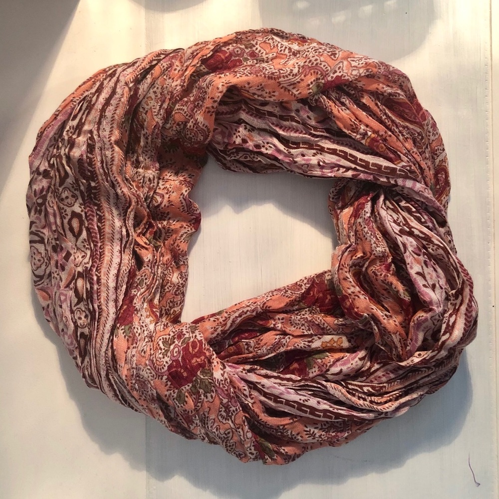 Lightweight, floral infinity scarf 🌺🌸